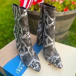 Size 8 Pretty Little Thing snake 🐍 skin booties 👢